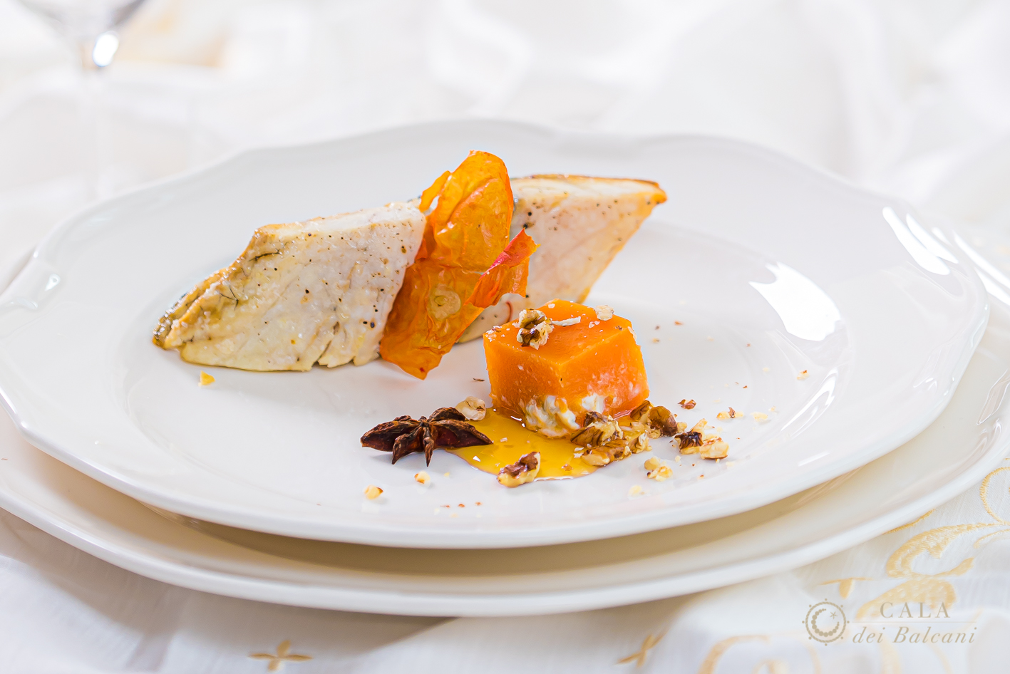 Darna di ombrina con cubo di carota al Roquefort, miele e noci — menu esclusivo nozze Cala dei Balcani, Puglia
