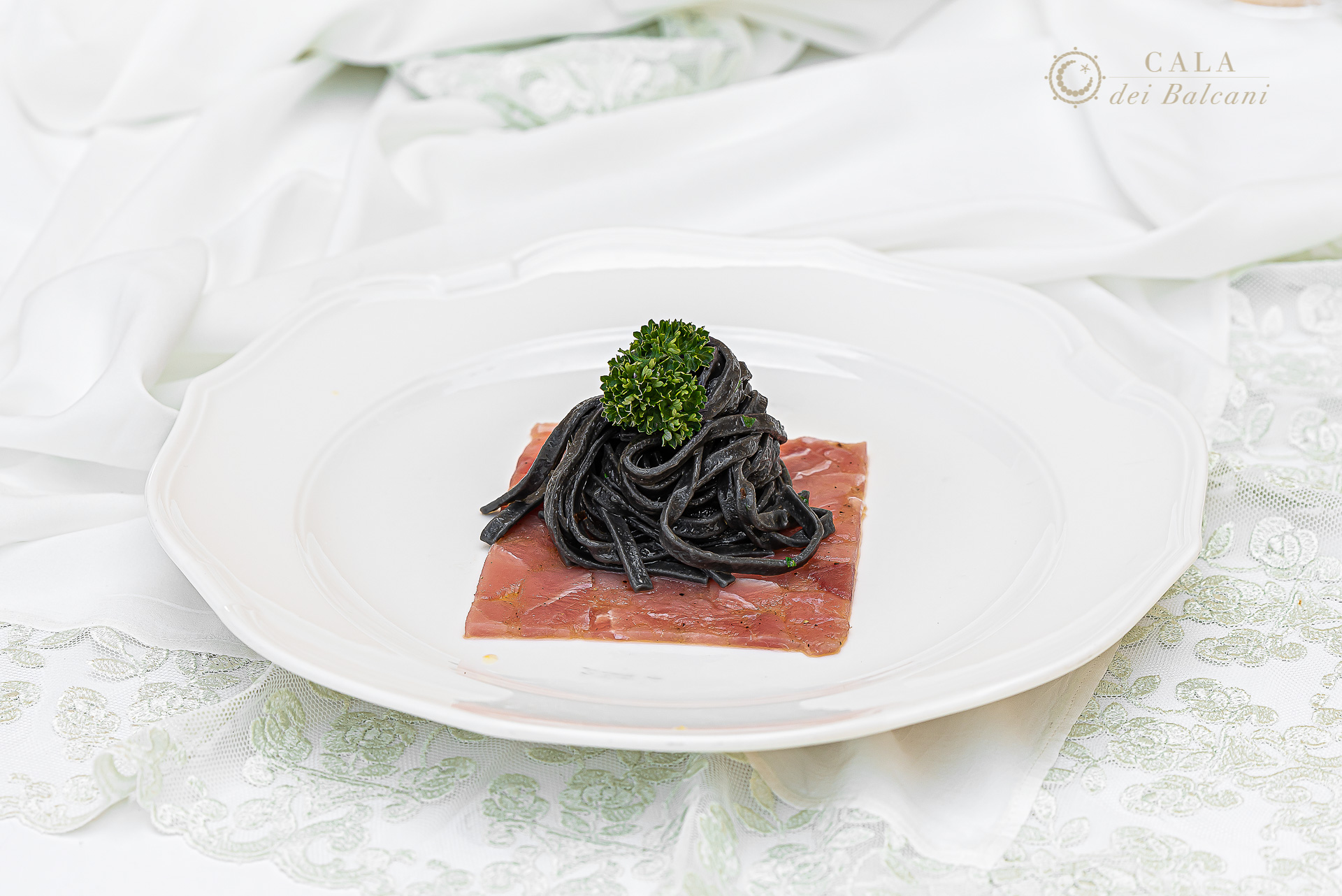 Tagliolini al nero di seppia su foglia di tonno — menu matrimonio gourmet Cala dei Balcani, Salento, Puglia