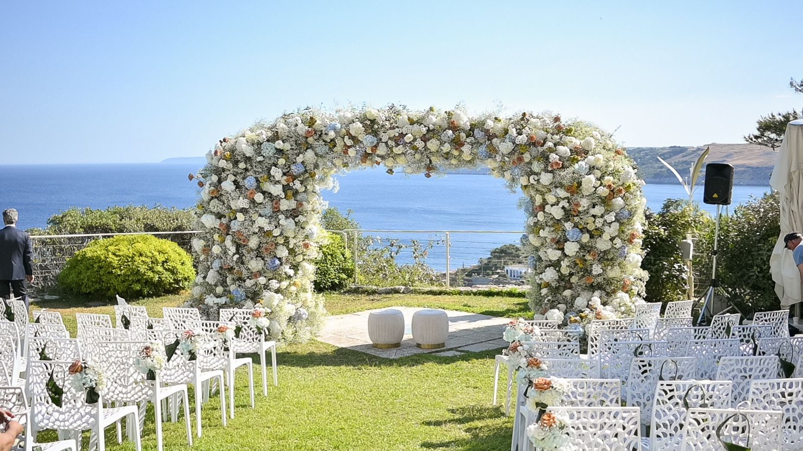 Arco di fiori per la cerimonia con vista sul mare Adriatico — allestimenti floreali per matrimoni a Cala dei Balcani, Santa Cesarea Terme, Salento