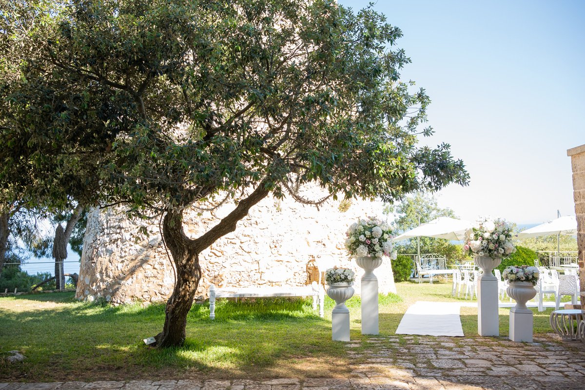 Giardino della Torre Saracena con allestimento floreale per cerimonia nuziale — Cala dei Balcani, Santa Cesarea Terme, Salento