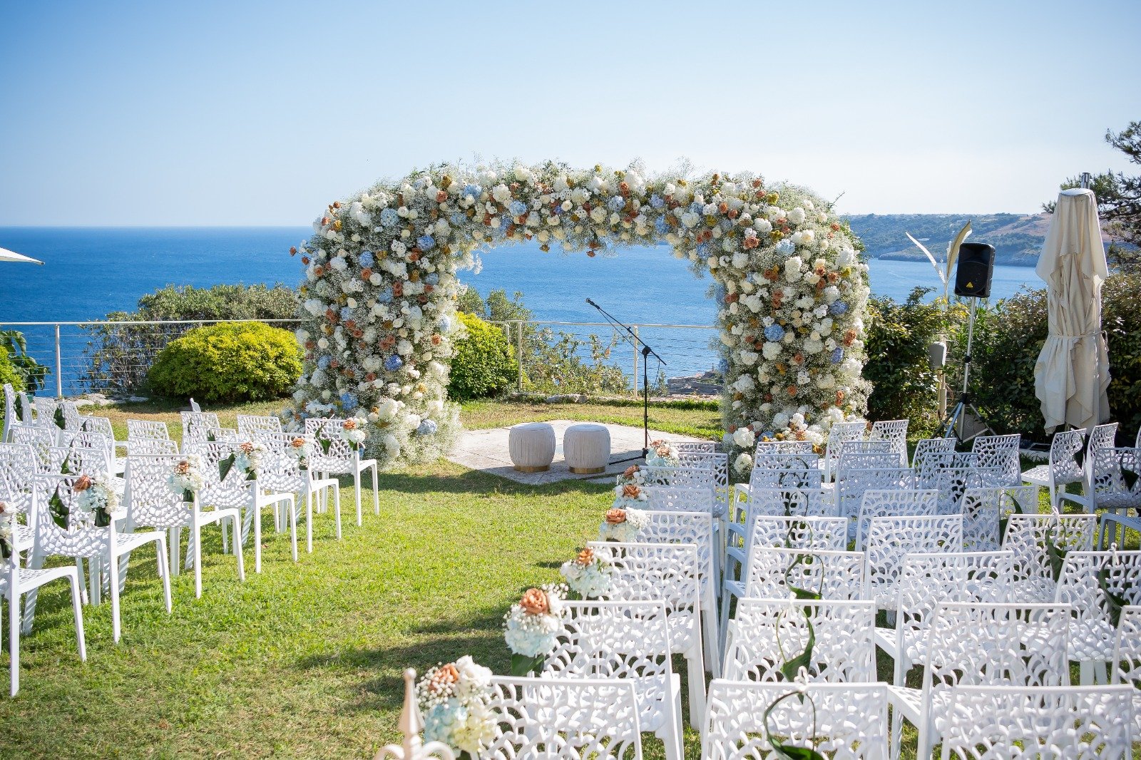 Arco floreale per cerimonia di matrimonio con vista mare alla Torre di Cala dei Balcani, Salento, Puglia