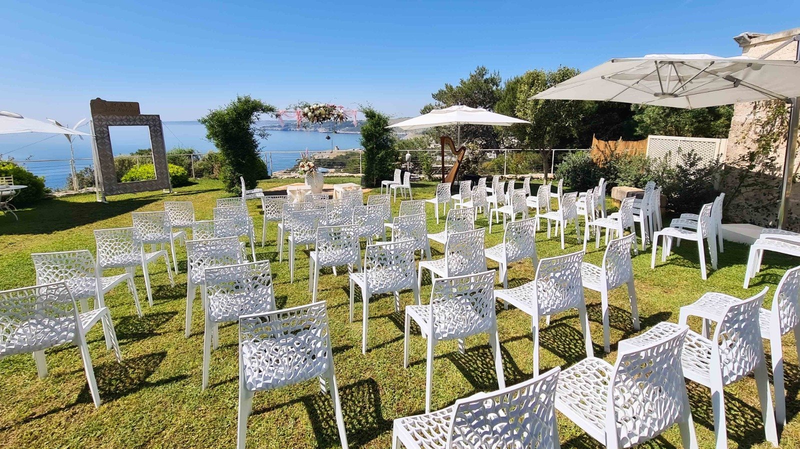 Cerimonia civile in giardino con arpa e vista mare — destination wedding a Cala dei Balcani, Santa Cesarea Terme, Salento