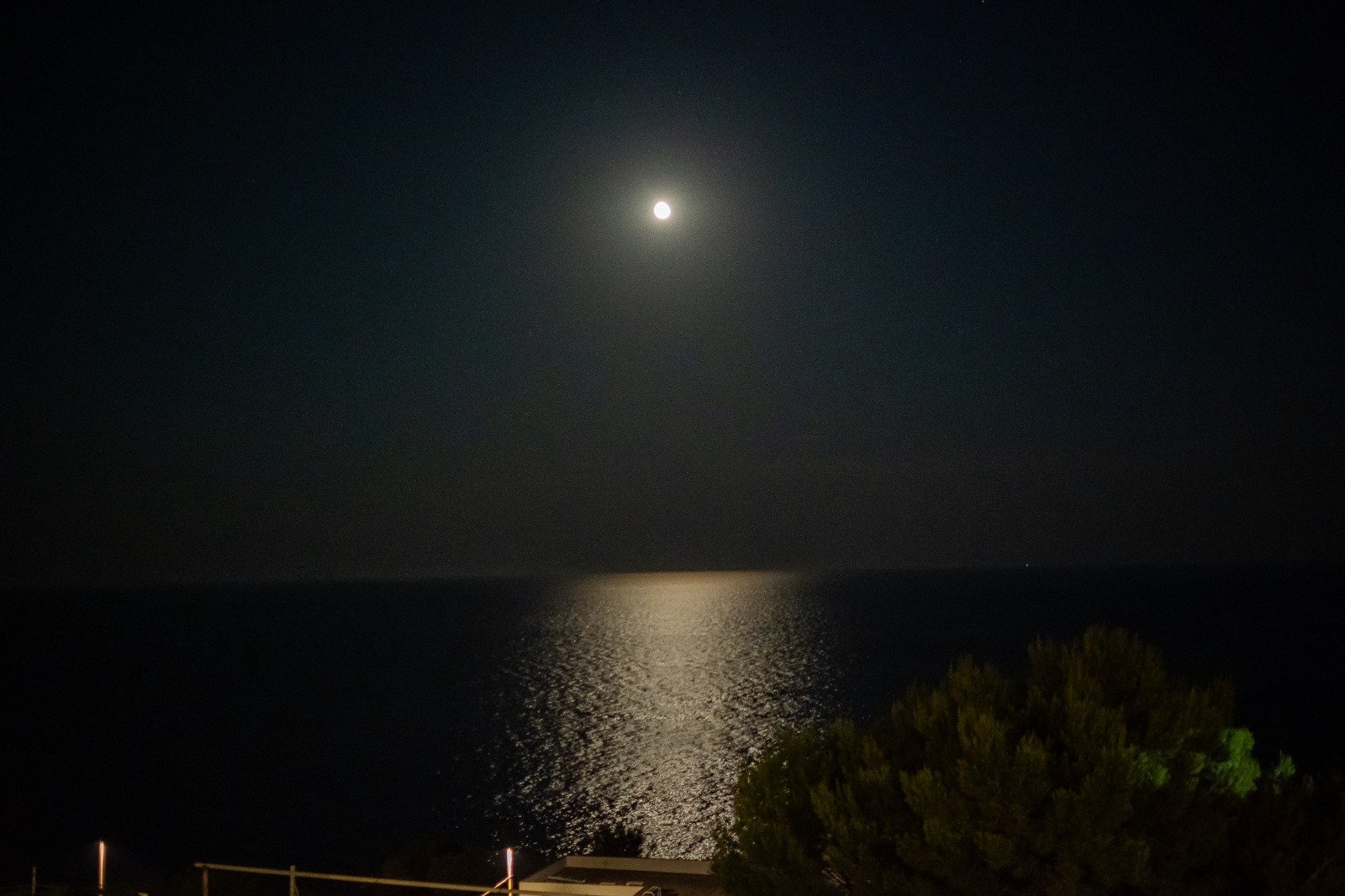 Luna piena sul mare Adriatico di notte — atmosfera romantica per destination wedding a Cala dei Balcani, Salento