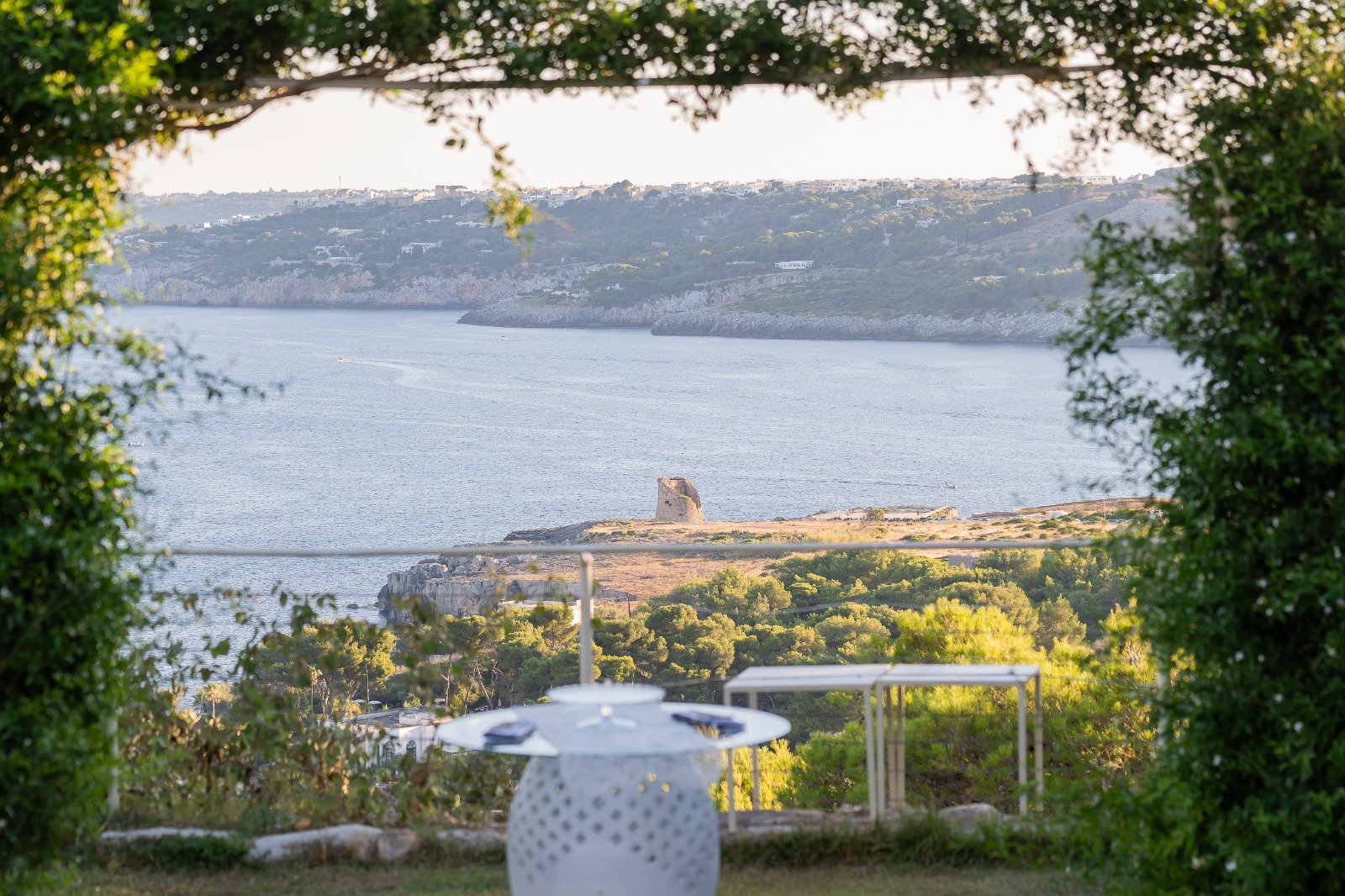 Vista panoramica sulla baia di Santa Cesarea Terme incorniciata dalla vegetazione — Cala dei Balcani, Salento