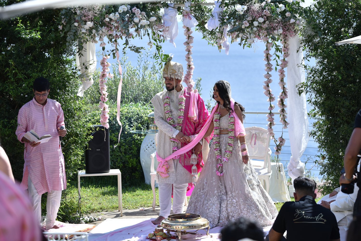 Cérémonie de mariage indien sous le mandap fleuri face à l&rsquo;Adriatique &mdash; Cala dei Balcani, Santa Cesarea Terme, Salento