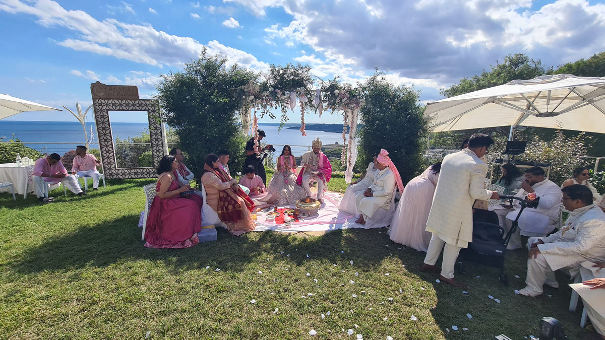 Sposi matrimonio indiano Cala dei Balcani Salento — rito tradizionale