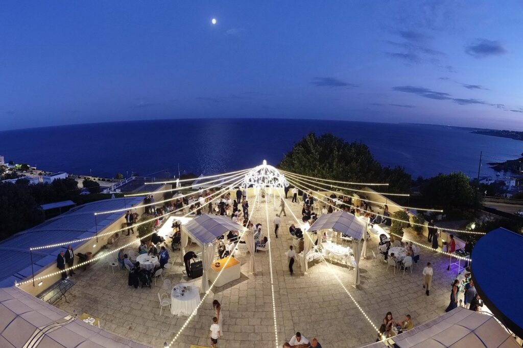 Luna piena sul mare Adriatico durante matrimonio a Cala dei Balcani Salento