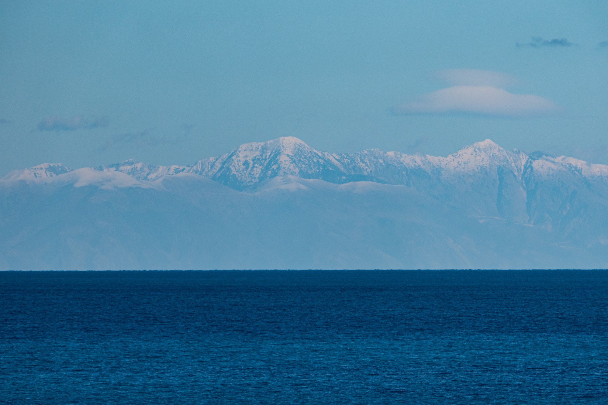 Le cime innevate dei Balcani all’orizzonte sul mare Adriatico, visibili da Cala dei Balcani nelle giornate limpide — Santa Cesarea Terme, Salento