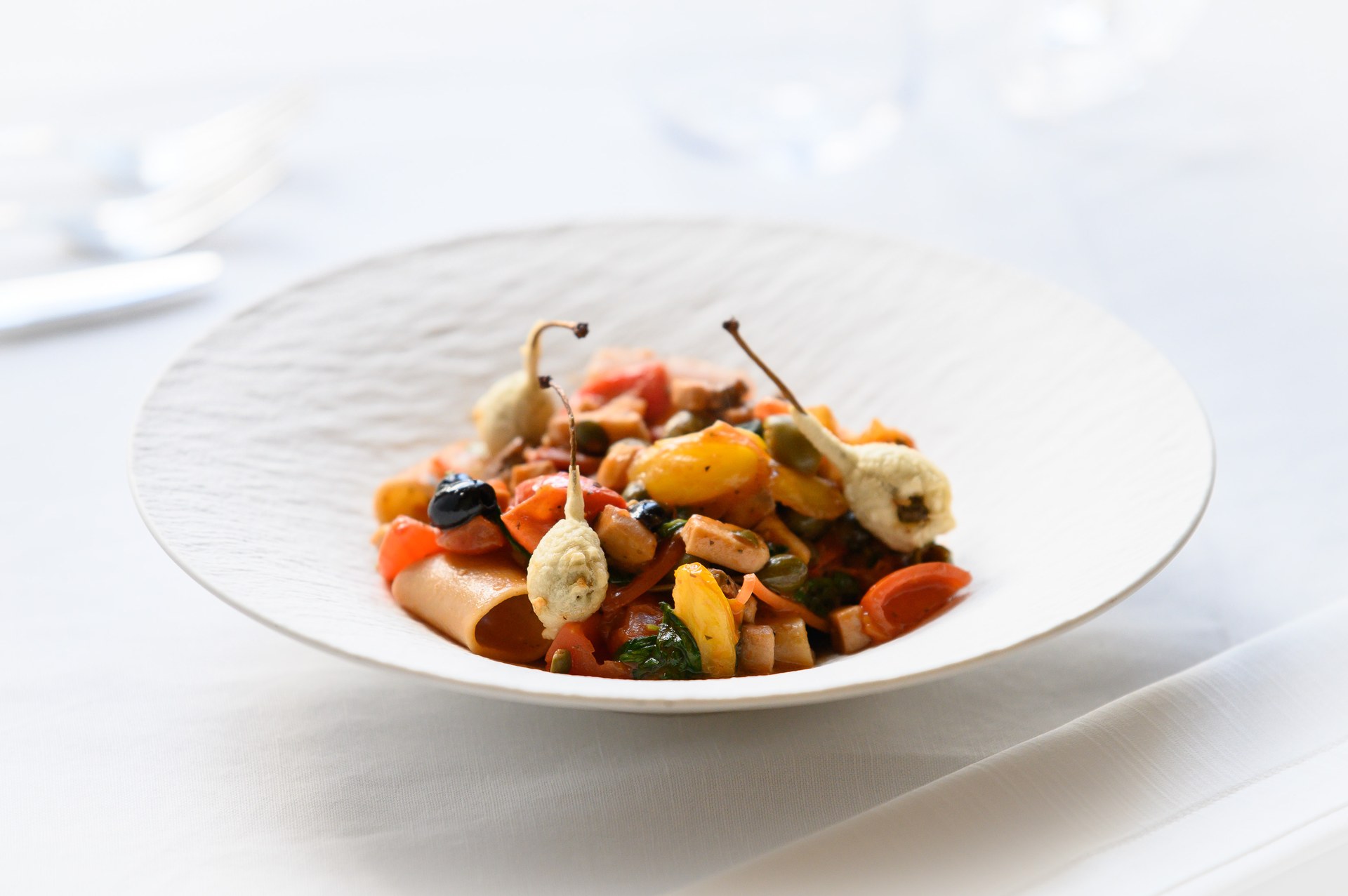 Paccheri con capperi olive e pomodorini — pasta Senatore Cappelli dell'Azienda Agricola Brunitta, Cala dei Balcani