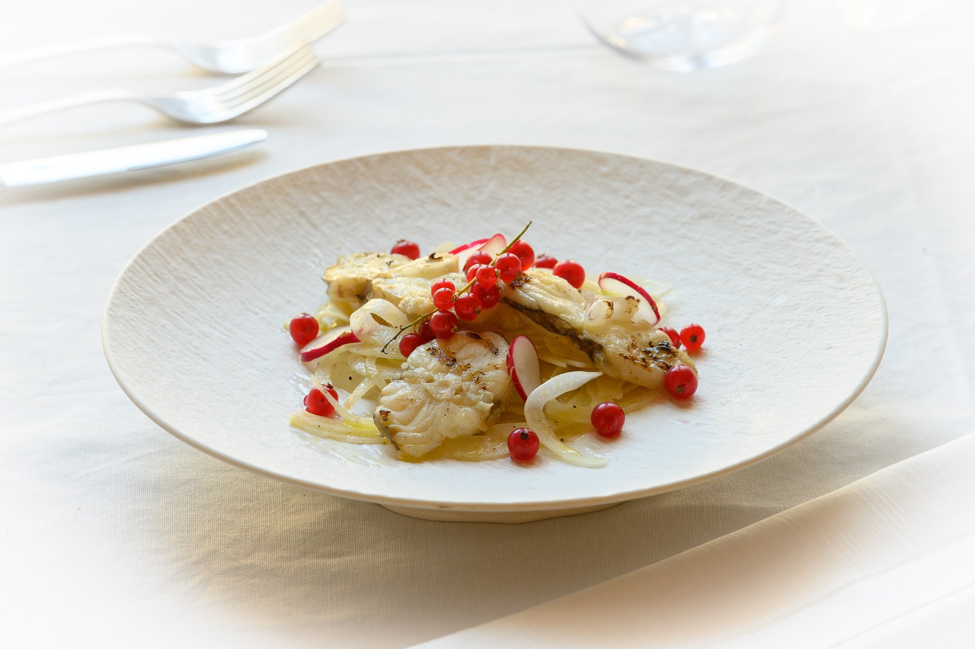 Piatto di pesce con finocchio e ravanello — alta cucina salentina per matrimoni Cala dei Balcani, Salento
