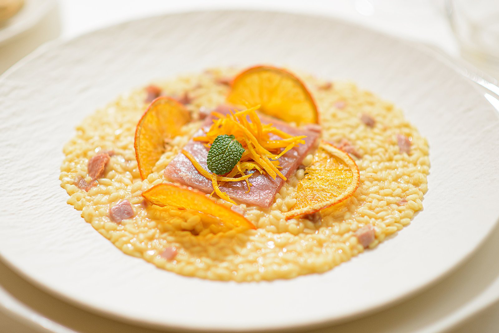 Riso Vialone Nano all’arancia con tartare di tonno rosso e scorze candite, piatto dello Chef di Cala dei Balcani — alta cucina salentina per matrimoni, Santa Cesarea Terme, Salento