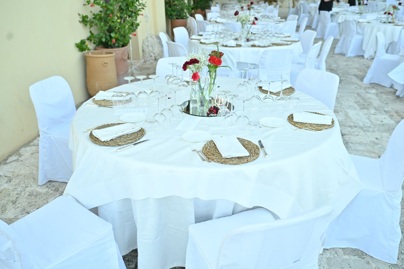 Tables laid for the Rivivi il tuo Sì evening at Cala dei Balcani