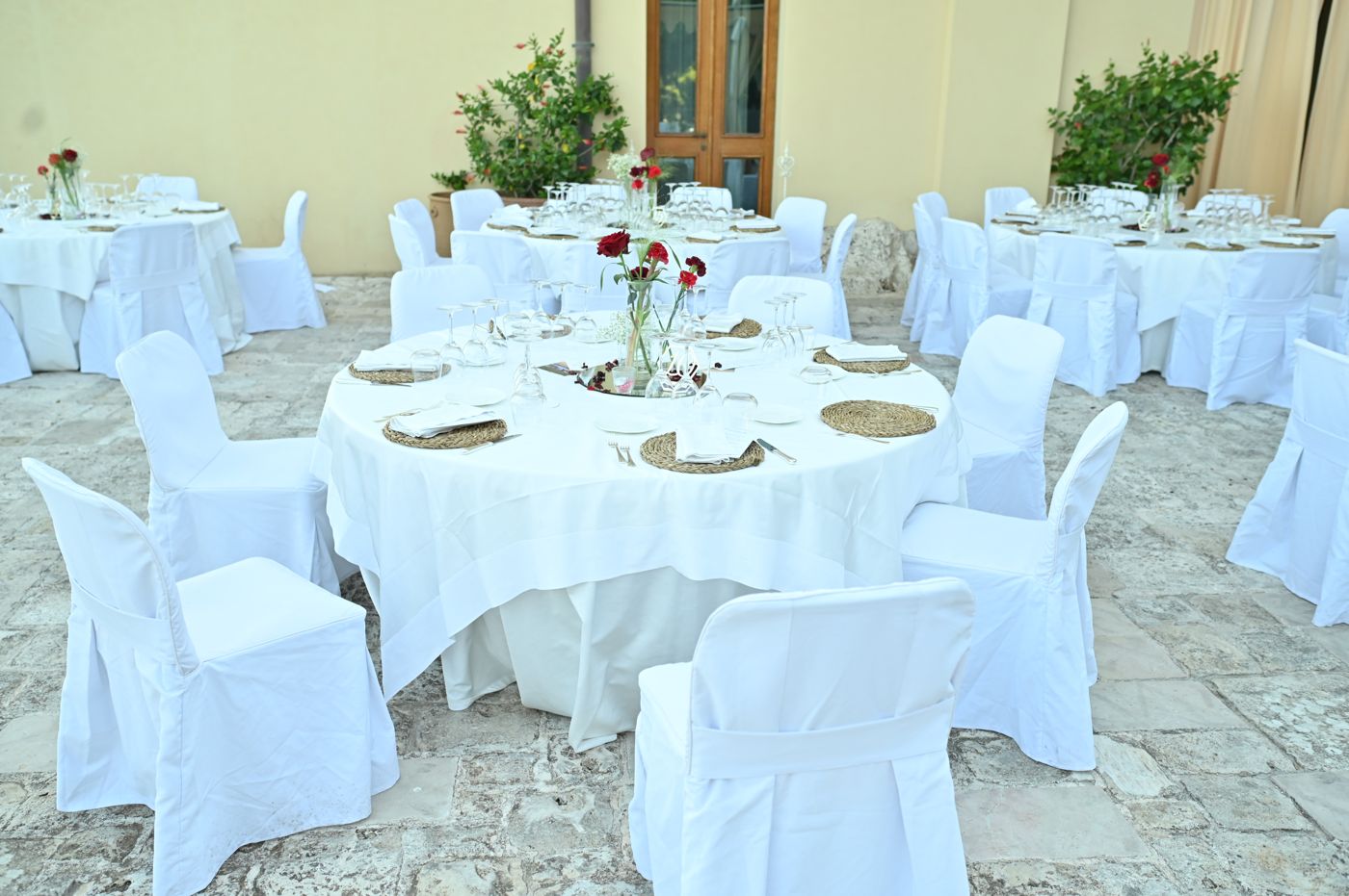 Tables laid for the Rivivi il tuo Sì evening at Cala dei Balcani