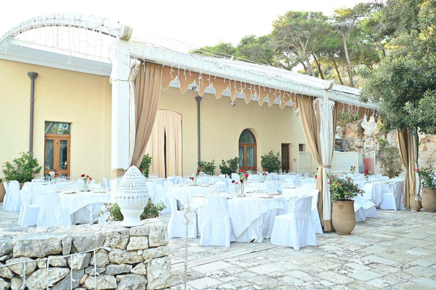 Tables laid for the Rivivi il tuo Sì evening at Cala dei Balcani