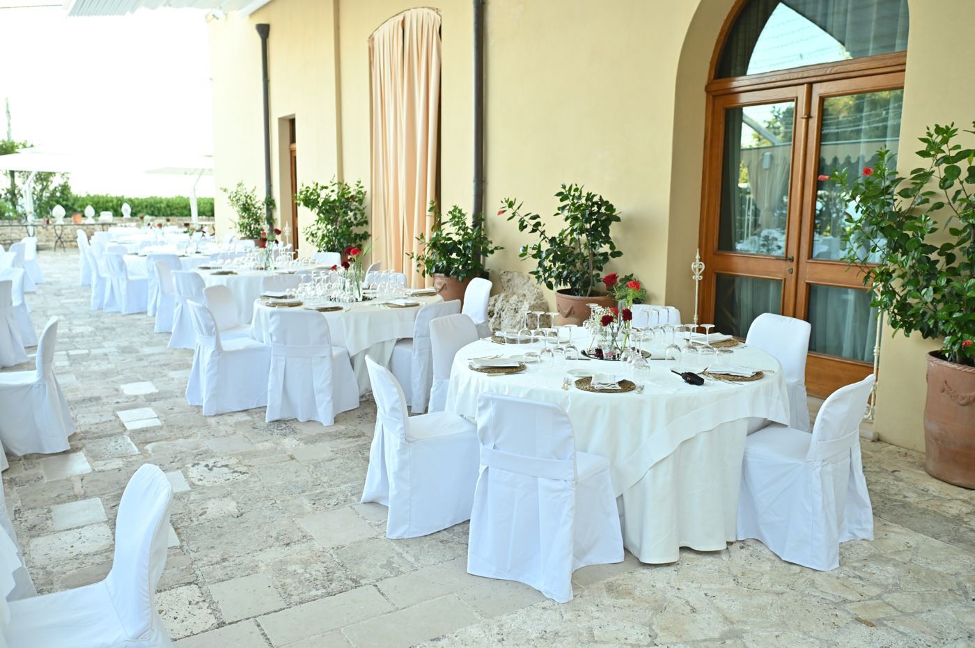 Tables laid for the Rivivi il tuo Sì evening at Cala dei Balcani