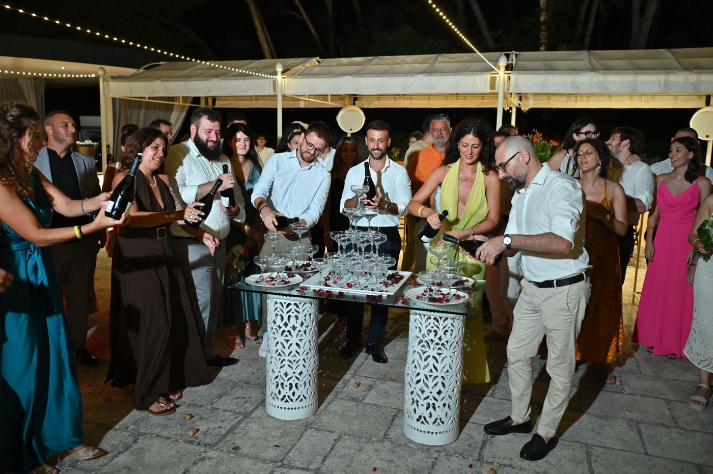 The toast and the cutting of the cake with all the guests