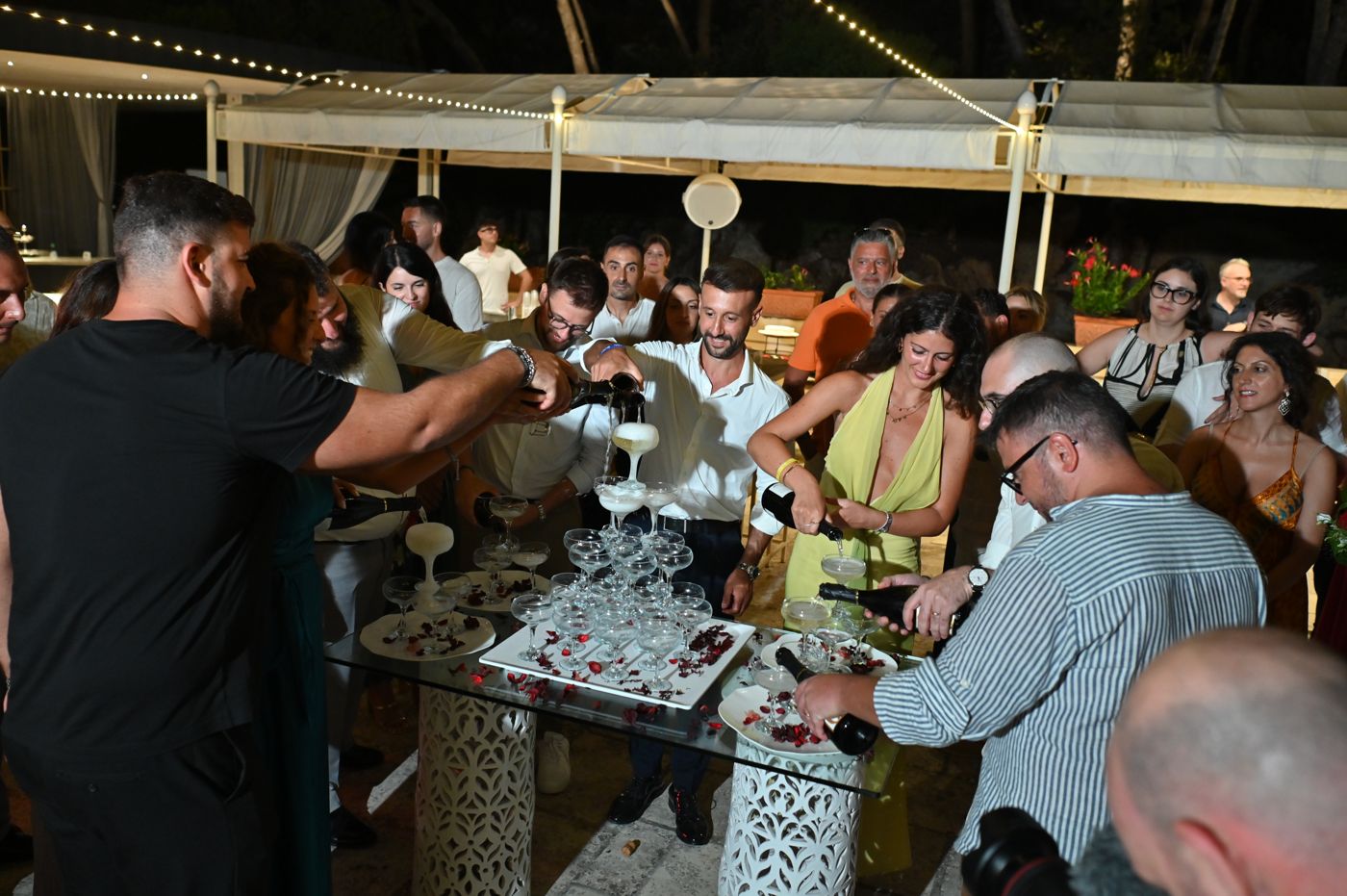 The toast and the cutting of the cake with all the guests