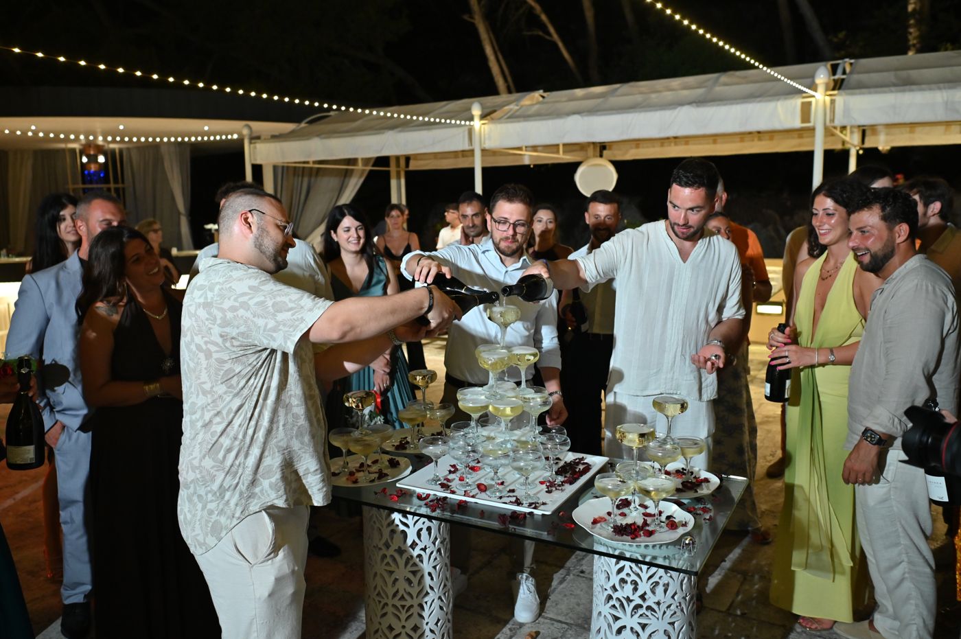 The toast and the cutting of the cake with all the guests