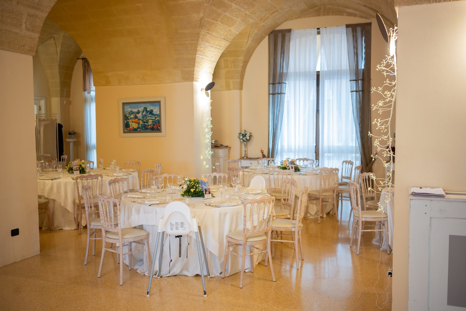 Sala interna con volte in pietra leccese allestita per un ricevimento di matrimonio — Cala dei Balcani, Santa Cesarea Terme