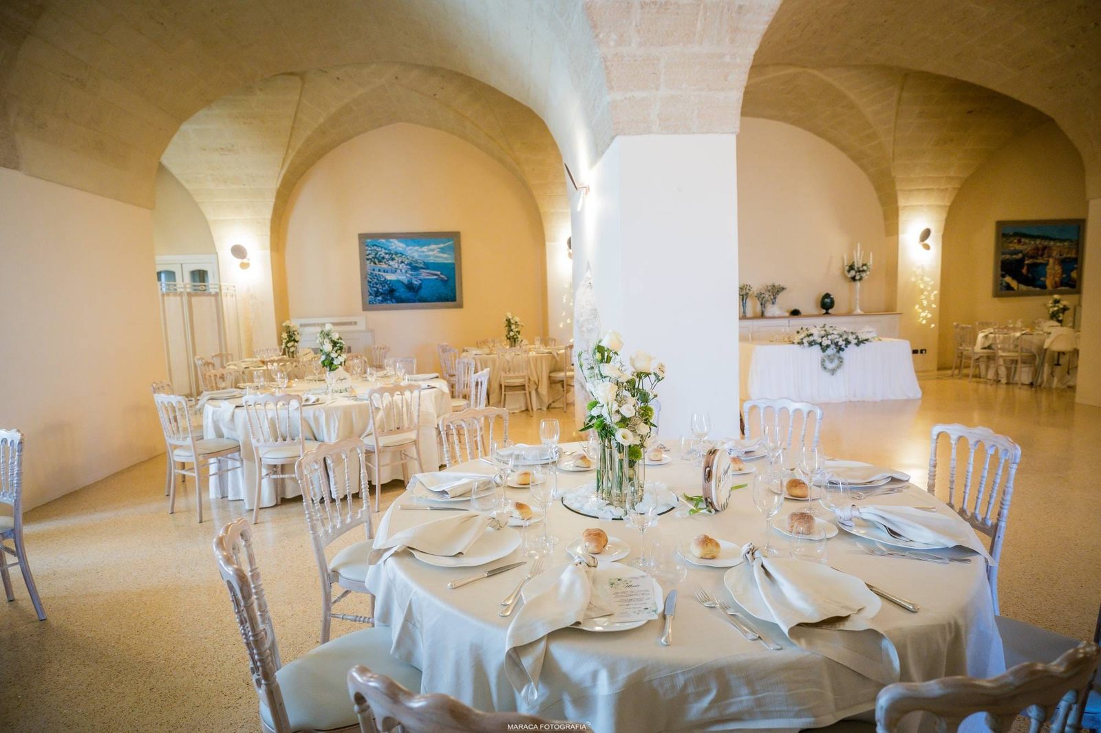 Sala a volte di Cala dei Balcani con tavoli rotondi e tavolo degli sposi allestito per il banchetto nuziale — Santa Cesarea Terme, Salento
