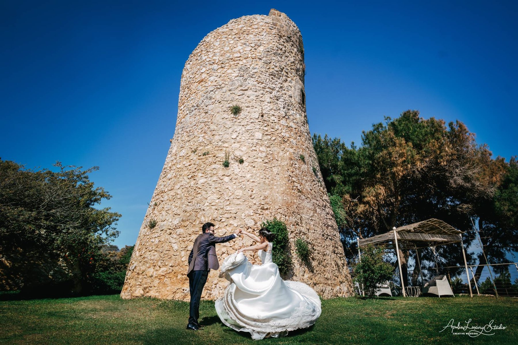 Gli sposi che ballano ai piedi della Torre Saracena — Cala dei Balcani, Santa Cesarea Terme, Salento