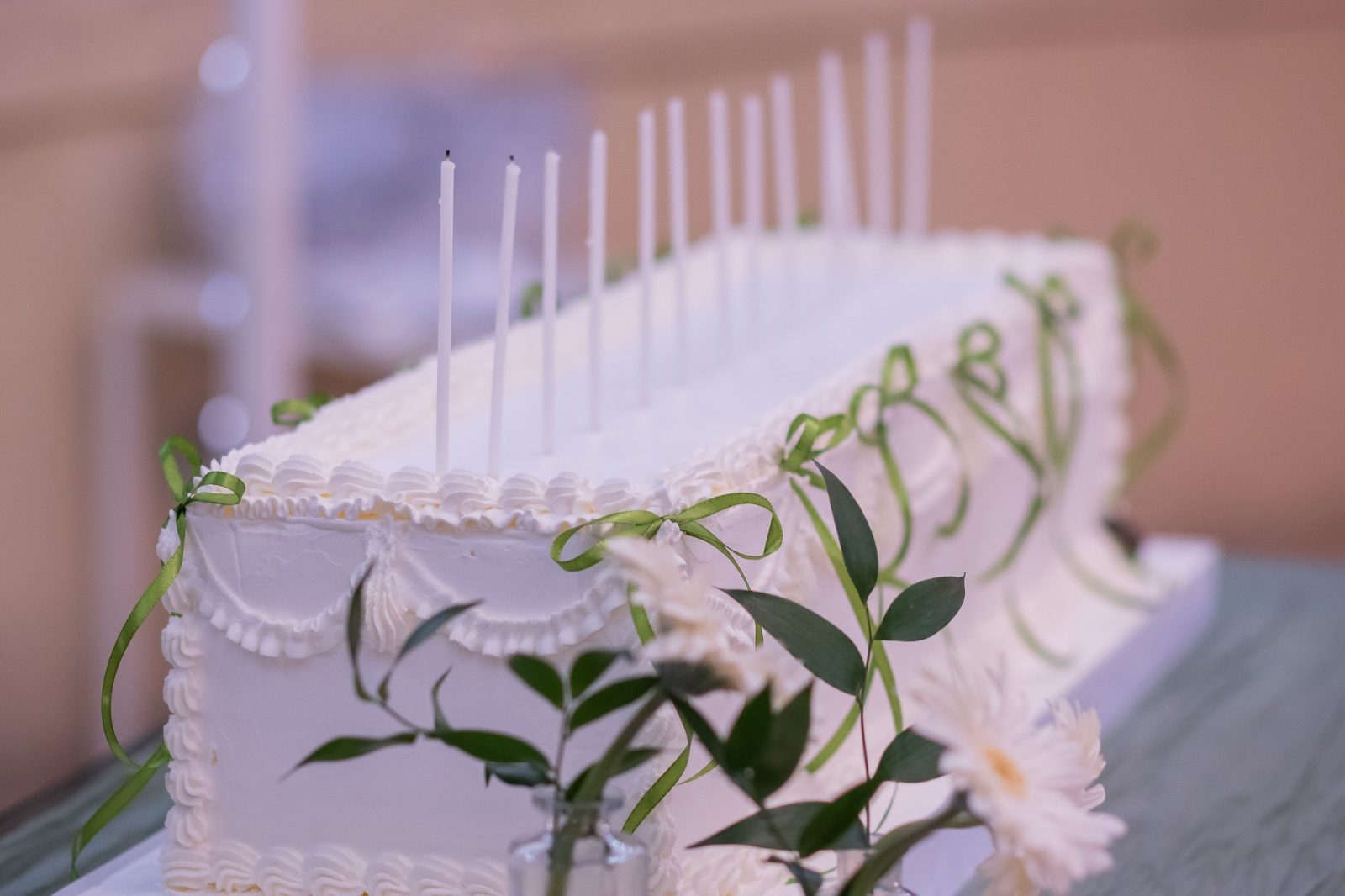 Torta bianca con candeline e nastri verdi per il taglio della torta — feste e ricorrenze a Cala dei Balcani, Santa Cesarea Terme