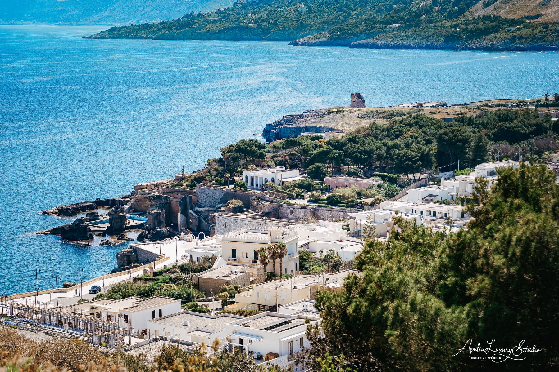 Vista aerea della costa di Santa Cesarea Terme con la torre e il mare Adriatico — Cala dei Balcani, Salento, Puglia