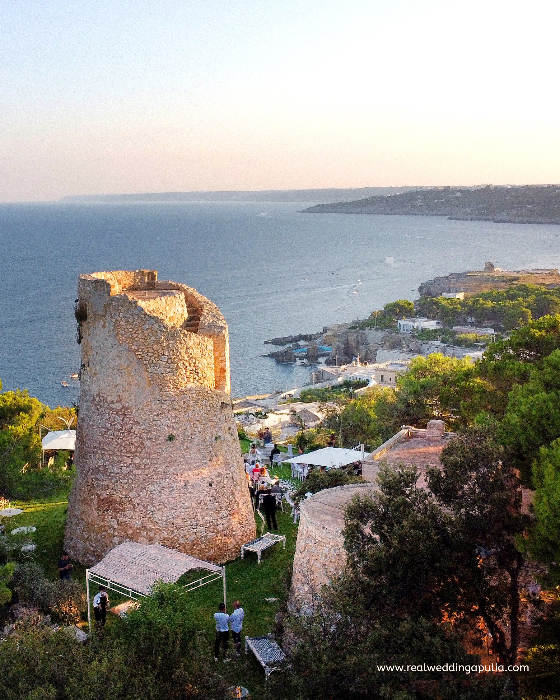 Vista aerea drone della Torre Saracena del XVI secolo di Cala dei Balcani — location matrimoni esclusiva, Santa Cesarea Terme, Salento