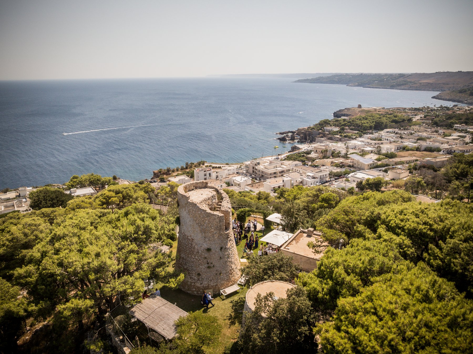 Vista aerea della Torre Saracena e del ricevimento, con la costa di Santa Cesarea Terme e il mare Adriatico sullo sfondo — Cala dei Balcani, Salento